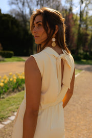 Combinaison longue dos ouvert jaune portée par une femme, vue de profil, dos ouvert, jardin