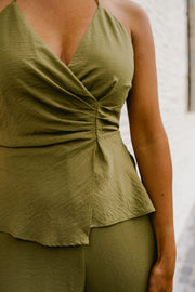 Combinaison longue dos nu portée par une femme, vue rapprochée, drapé croisé, décolleté V