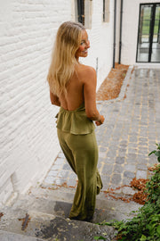 Combinaison longue dos nu portée par une femme, vue de dos nu, pavés