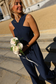 Combinaison longue croisée dos ouvert portée par une femme, vue rapprochée, col croisé, bouquet