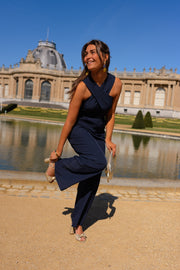 Combinaison longue croisée dos ouvert portée par une femme, silhouette entière, étang, jambes larges
