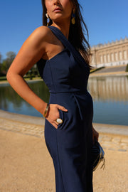 Combinaison longue croisée dos ouvert portée par une femme, vue rapprochée, main dans la poche, col halter