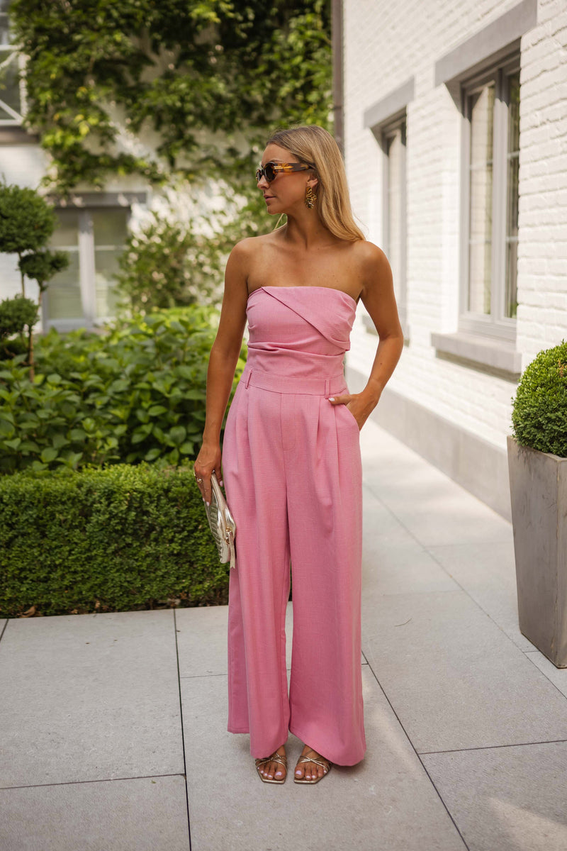 Combinaison bustier à poches portée par une femme, silhouette entière, haie, lunettes