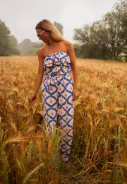 Combinaison bustier à pantalon long portée par une femme, vue de face, champ, bustier à volants