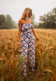 Combinaison bustier à pantalon long portée par une femme, vue de face, blé, regard de côté
