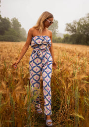 Combinaison bustier à pantalon long portée par une femme, vue de face, blé, jambes larges