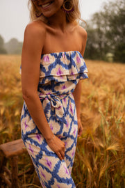 Combinaison bustier à pantalon long portée par une femme, vue rapprochée, volant, bustier
