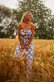 Combinaison bustier à pantalon long portée par une femme, vue de face, champ de blé, bustier