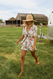 Combishort fleuri manches courtes porté par une femme, en marchant, herbe, pieds nus