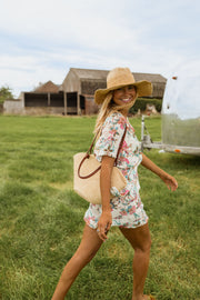 Combishort fleuri manches courtes porté par une femme, en marchant, herbe, sac