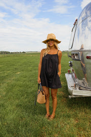 Combishort effet lin dos ouvert porté par une femme, silhouette entière, camping-car, champ