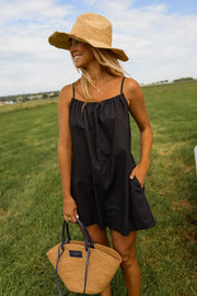 Combishort effet lin dos ouvert porté par une femme, vue de trois-quarts, panier de paille, chapeau