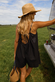Combishort effet lin dos ouvert porté par une femme, vue de dos, chapeau, camping-car