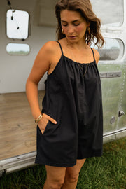 Combishort effet lin dos ouvert porté par une femme, vue rapprochée, poche, camping-car