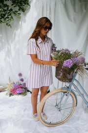 Combishort rayé à boutons porté par une femme, silhouette entière, vélo, panier de fleurs