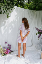 Combishort rayé à boutons porté par une femme, vue de profil, fleurs, drapés