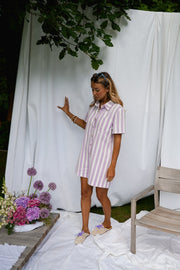 Combishort rayé à boutons porté par une femme, silhouette entière, drapés, banc en bois