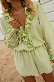 Combishort à volants boutonné porté par une femme, vue rapprochée, volants, col V