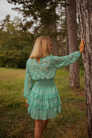 Robe fluide à motifs argentés portée par une femme, vue de dos, pin, manches longues