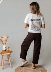 Pantalon coupe barrel en sergé porté par une femme, vue de dos, t-shirt à lettres