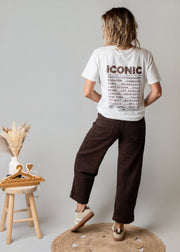 Pantalon coupe barrel en sergé porté par une femme, vue de dos, t-shirt blanc