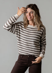 Pull rayé enrichi en laine porté par une femme, vue de trois-quarts, pull rayé, pantalon marron