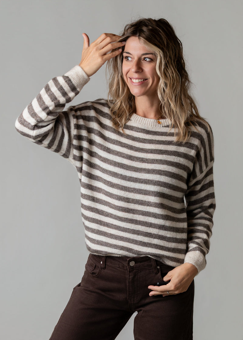 Pull rayé enrichi en laine porté par une femme, vue de trois-quarts, pull rayé, pantalon marron