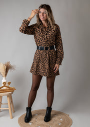 Robe chemise en velours côtelé portée par une femme, silhouette entière, ceinture, bottines