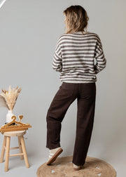 Pantalon coupe barrel en sergé porté par une femme, vue de dos, pull rayé