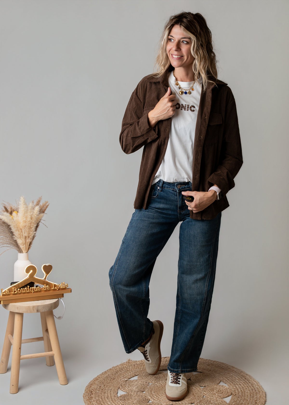 Surchemise oversize en velours côtelé portée par une femme, vue de trois-quarts, t-shirt, jean
