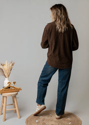 Surchemise oversize en velours côtelé portée par une femme, vue de dos, surchemise marron