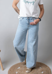 Jean large taille haute stretch porté par une femme, vue rapprochée, jean large, t-shirt blanc