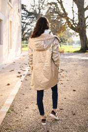 Parka réversible fourrure portée par une femme, vue de dos, capuche, allée