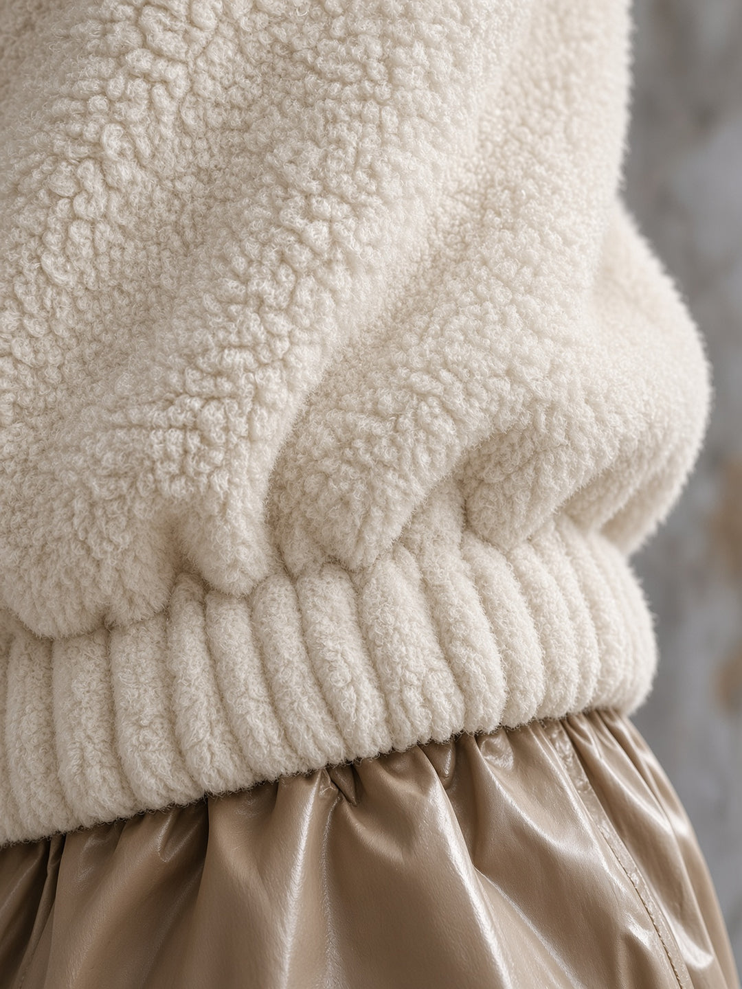 Sweat écru à col zippé — détail de la bordure basse