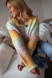 Gilet en maille tie-dye porté par une femme, vue de dos, queue de cheval, jean bleu