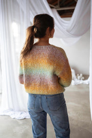 Gilet en maille tie-dye porté par une femme, vue rapprochée, boutons nacrés, poche