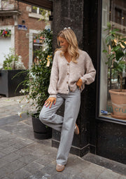 Gilet droit à col V taupe porté par une femme, silhouette entière, rue, vitrine