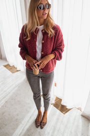 Gilet chiné boutonné bordeaux porté par une femme, vue de face, lunettes, jean gris