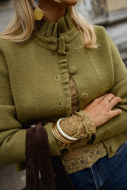 Gilet à col victorien porté par une femme, vue rapprochée, boutons, col montant