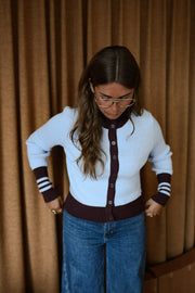 Gilet torsadé à col montant porté par une femme, vue rapprochée de face