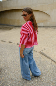 Gilet boutonné manches courtes porté par une femme, vue de profil, lunettes de soleil