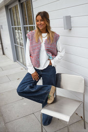 Gilet sans manches à poches porté par une femme, vue de face, terrasse, chaise blanche