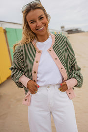 Gilet éponge rayé à pressions porté par une femme, vue rapprochée, pressions roses, sourire
