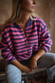 Gilet rayé à boutons cœur porté par une femme, vue rapprochée, boutons, jean clair