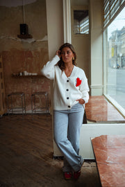 Gilet à manches longues écru porté par une femme, vue de face, café, cœur rouge