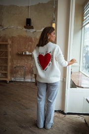 Gilet à manches longues écru porté par une femme, vue de dos, café, cœur rouge