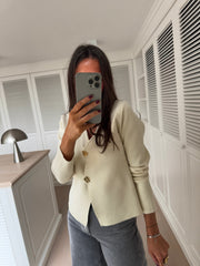 Blouse moulante à boutons dorés écrue portée par une femme, vue rapprochée, selfie au miroir, miroir