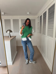Pull sans manches doux vert porté par une femme, silhouette entière, selfie au miroir, jean