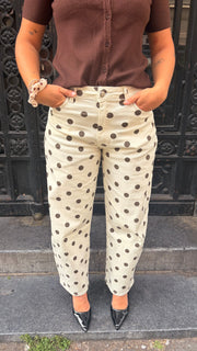 Pantalon à pois porté par une femme, vue rapprochée, pantalon à pois, t-shirt marron