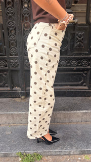 Pantalon à pois porté par une femme, vue rapprochée, pantalon à pois, de côté